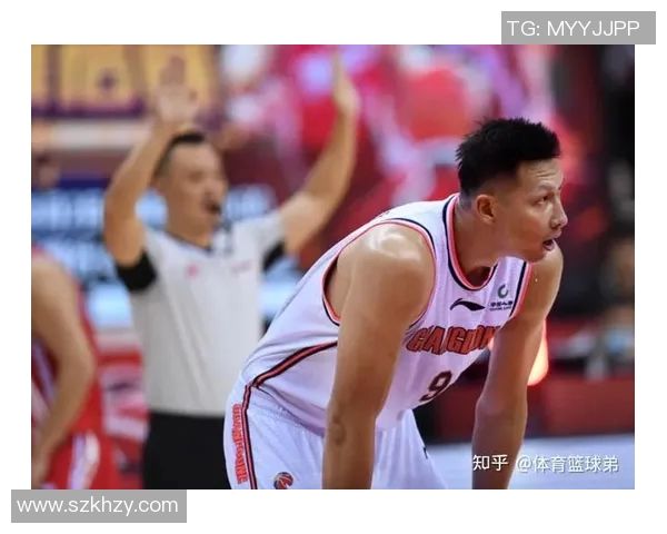 易建联在2007年对决雄鹿与山猫的精彩表现与篮球传奇之路